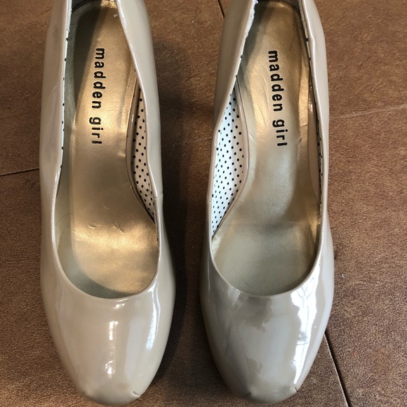 Neutral Closed-toe Heels - Picture 3 of 4